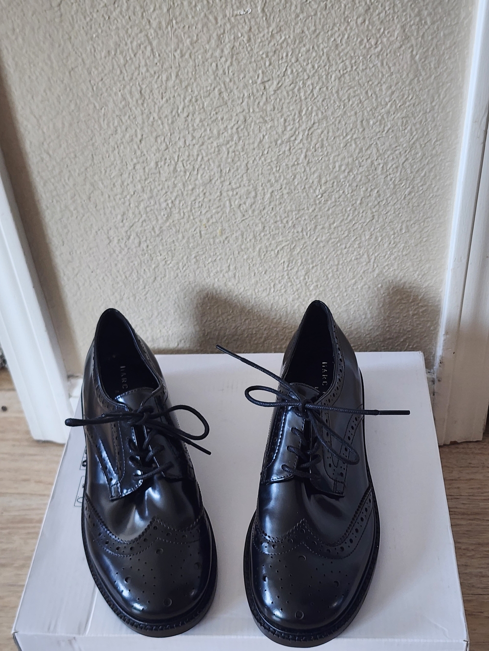 Marc Fisher LTD Perrie Black Leather Wingtip Oxford Shoes 6.5M